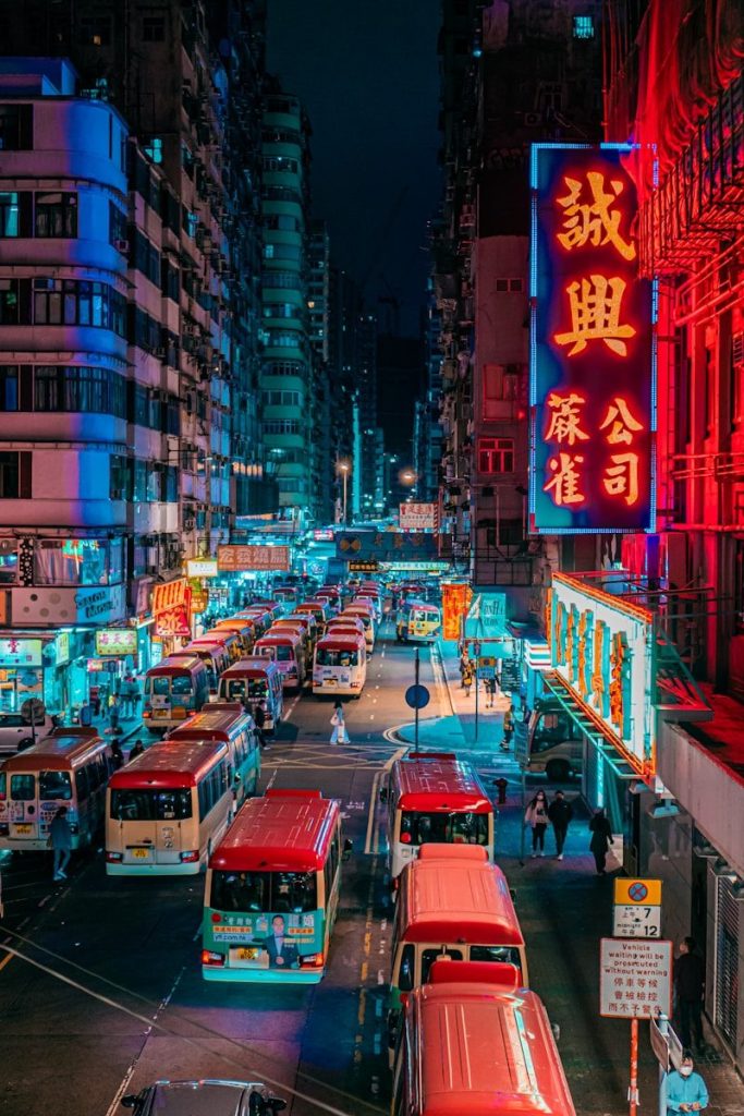 Hong Kong strada con vista di notte