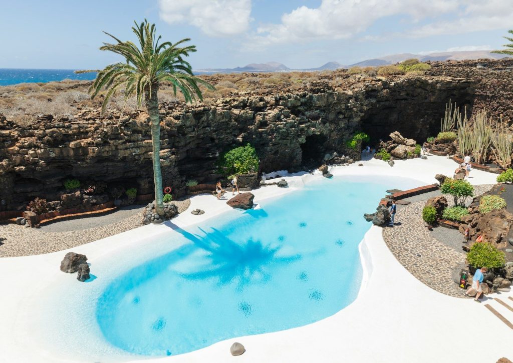 Vista aerea di piscina in Lanzarote