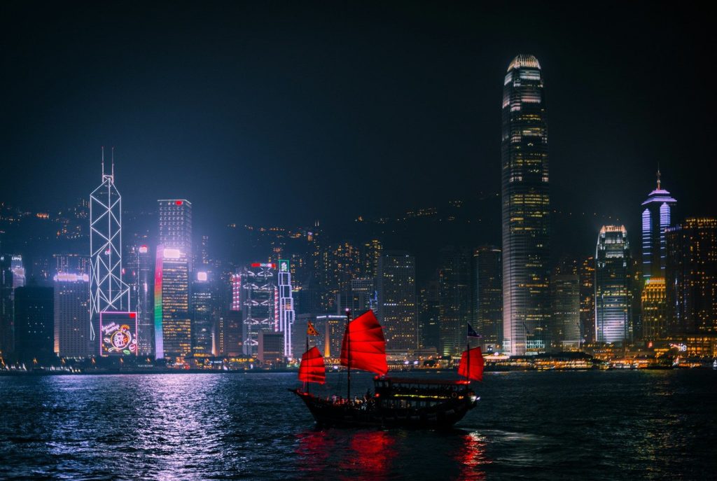 Silhouette mare barca ad Hong Kong