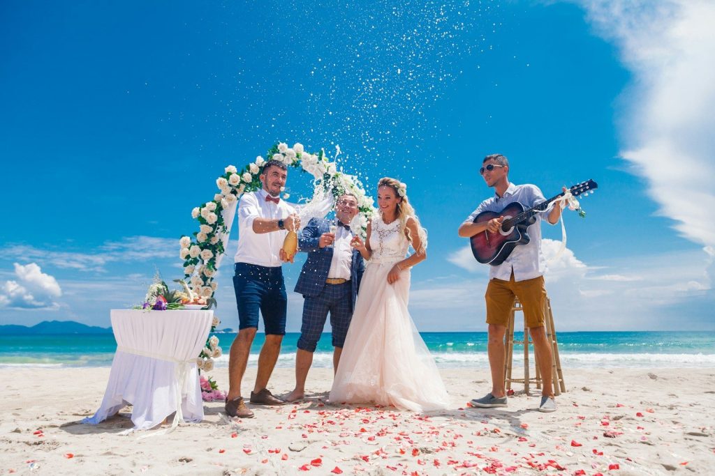 Coppia festeggia matrimonio felice in spieggia