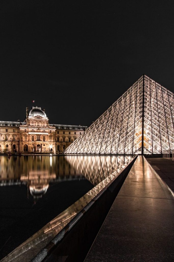 Piramide Louvre in Francia