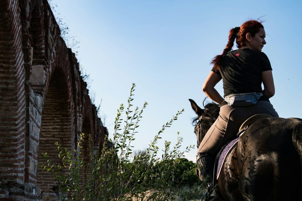 Ragazza in Viaggio a Cavallo in una esperienza Luxury