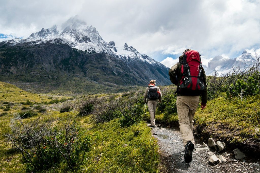 Due persone camminano in Patagonia
