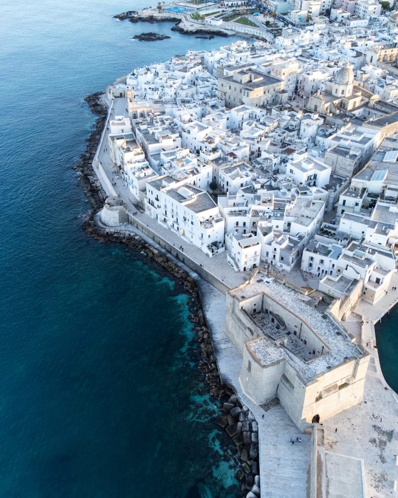 Con sede a Bari, Élite On Board organizza viaggi in tutta Italia partendo da qualsiasi città.